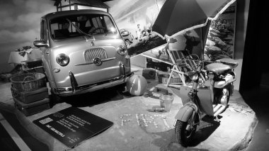 Torino, İtalya - 20 Haziran 2021: Torino Otomobil Müzesi 'nde antika bir araba ve antika bir scooter.