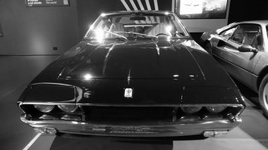 Torino, İtalya - 20 Haziran 2021: Torino Otomobil Müzesi 'nde antika bir otomobilin görüntüsü.