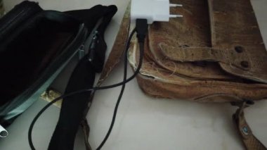 Evden çıkmadan önce bazı kişisel eşyaların 4K videosu. Gözlük kutusu, akıllı telefon şarjı, çanta, çanta ve salgın önleyici maske..
