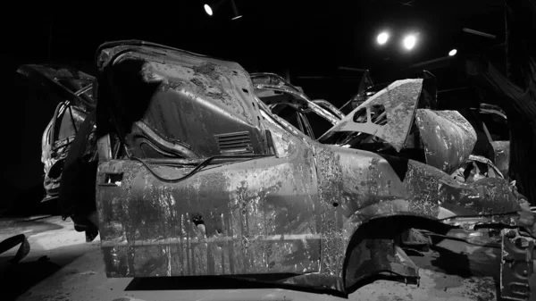 Turijn, Italië - 20 juni 2021: de resten van een gecrashte auto in het Automobile Museum — Stockfoto