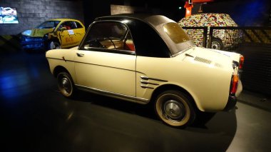 Torino, İtalya - 20 Haziran 2021: Torino Otomobil Müzesi 'nde beyaz antika bir araba.