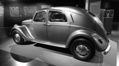 Torino, İtalya - 20 Haziran 2021: Torino Otomobil Müzesi 'nde antika bir otomobilin görüntüsü.
