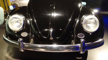 Torino, İtalya - 20 Haziran 2021: Torino Otomobil Müzesi 'nde antika bir otomobilin ön görüntüsü.