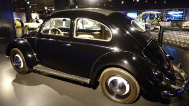 Torino, İtalya - 20 Haziran 2021: Torino Otomobil Müzesi 'nde antika bir otomobilin görüntüsü.