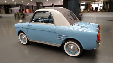Torino, İtalya - 20 Haziran 2021: Torino otomobil müzesinde antika bir araba sergilendi
