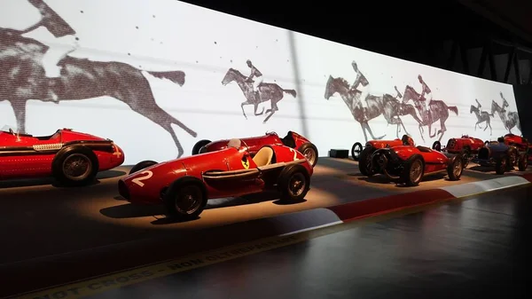 Torino, İtalya - 20 Haziran 2021: Turin otomobil müzesinde kırmızı spor arabalar sergilendi
