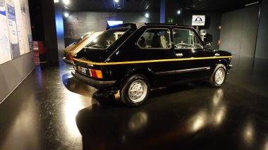 Torino, İtalya - 20 Haziran 2021: Torino otomobil müzesinde antika bir araba sergilendi