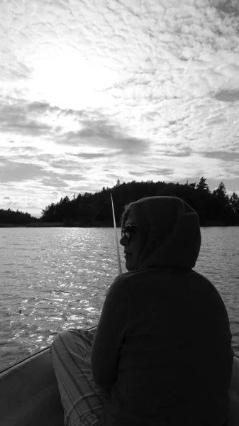 Foto Blanco Negro Una Mujer Por Detrás Descansando Mientras Pesca — Foto de Stock