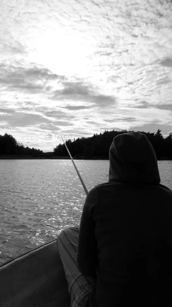 Foto Bianco Nero Una Donna Dietro Riposo Durante Pesca Con — Foto Stock