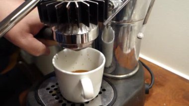 Buhar makinesiyle bir espresso hazırlarken çekilmiş küçük bir HD video. Kahve damlıyor..