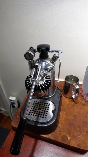 Una cafetera colocada en la cocina siempre lista. — Foto de Stock