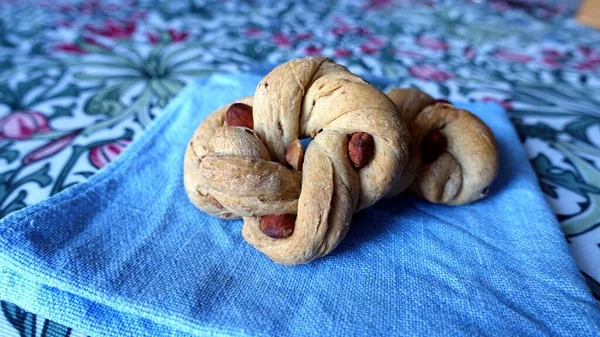 Tarallo, sušenka ve tvaru koblihy se sádlem, pepřem a mandlemi, typická pro jižní Itálii. — Stock fotografie