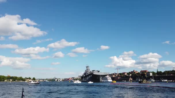 Stockholm Svédország 2022 Június Hadihajók Vegyülnek Turistahajókkal Városi Öbölben — Stock videók