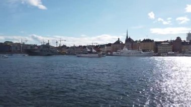 Stockholm, İsveç, 4 Haziran 2022: Savaş gemileri şehir körfezinde turist tekneleriyle karışıyor.