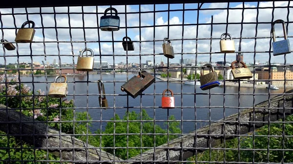 Liefde Hangsloten Een Gaas Tijdens Een Schilderachtige Wandeling Een Stockholm — Stockfoto