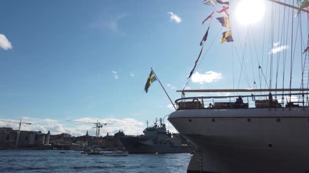 Stockholm Den Juni 2022 Krigsfartyg Minglar Med Turistbåtar Stadsviken — Stockvideo