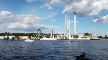 Güneşli bir günde Stockholm Körfezi 'nden turist gemileri kalkıyor. Arka planda şehir parklarından biri var..