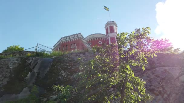 Sveç Bayrağı Stockholm Güneşli Bir Günde Tarihi Bir Binanın Üzerinde — Stok video