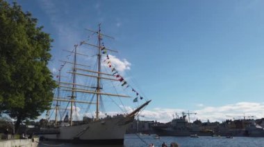 Stockholm, İsveç, 4 Haziran 2022: Savaş gemileri şehir körfezinde turist tekneleriyle karışıyor.