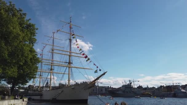 2022年6月4日スウェーデン ストックホルム市内の観光船と軍艦が合流 — ストック動画
