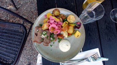 Sebzeli bir tabak biftek. Pişmiş ve tadını çıkarmaya hazır..