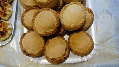 Domuz eti ve patatesle doldurulmuş sardunya panadaları mı yoksa patates ve kuzu eti mi?