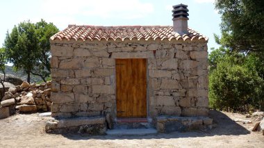 Küçük bir stazzo. Sardunya kırsalında küçük bir granit ev..