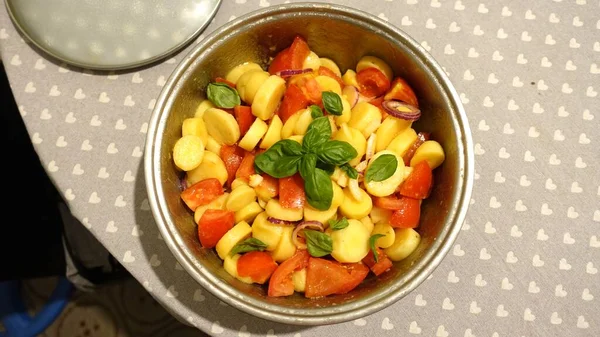 Een Kom Verse Tomatensalade Aardappelen Tropische Uien Basilicum — Stockfoto