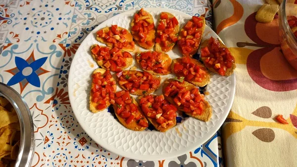 Prato Bruschette Com Tomates Frescos Manjericão — Fotografia de Stock
