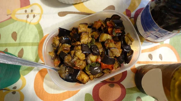 Melanzane Tagliate Dadini Cotte Padella Con Olio Extravergine Oliva Pomodori — Foto Stock