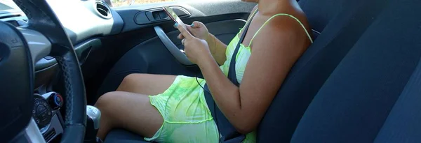 Person Waits Car His Smartphone Sunny Day — Stock Photo, Image