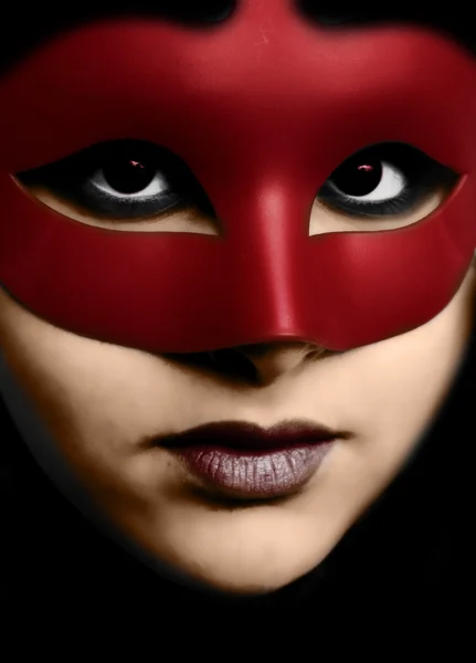 kırmızı, gizemli bir maske içinde güzel bir genç kadın