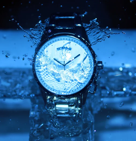 Reloj bajo gotas de agua — Foto de Stock
