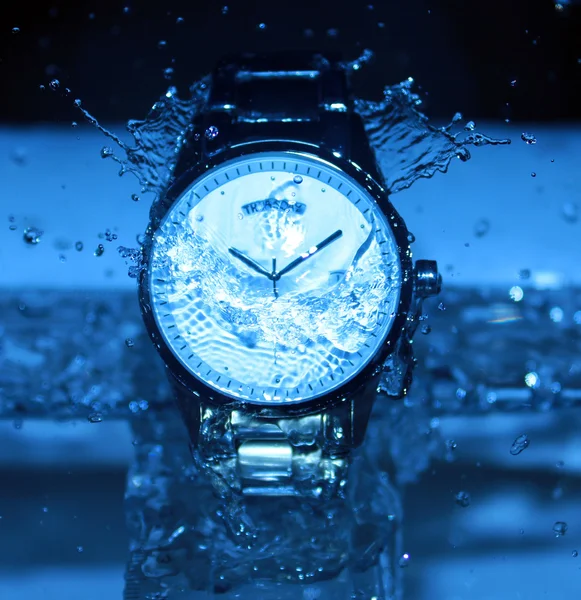 Reloj bajo gotas de agua —  Fotos de Stock