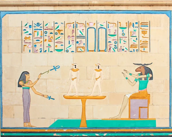 Antike ägyptische Hieroglyphen-Schnitzerei & Gemälde - pharaonische Kunst — Stockfoto