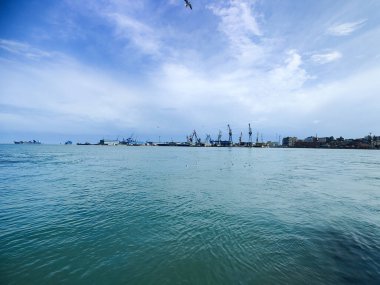 Okyanus ve mavi gökyüzü arka plan ile deniz yanında Balık tutma ve uçan martılar