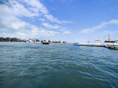 Okyanus ve mavi gökyüzü arka plan ile deniz yanında Balık tutma ve uçan martılar