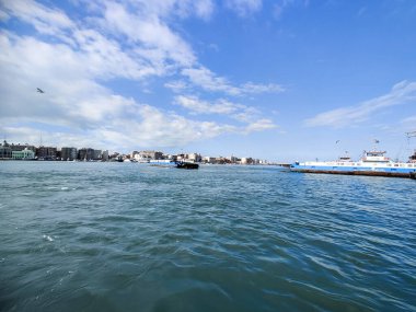 Okyanus ve mavi gökyüzü arka plan ile deniz yanında Balık tutma ve uçan martılar