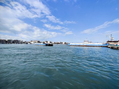 Okyanus ve mavi gökyüzü arka plan ile deniz yanında Balık tutma ve uçan martılar