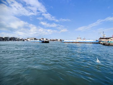 Okyanus ve mavi gökyüzü arka plan ile deniz yanında Balık tutma ve uçan martılar