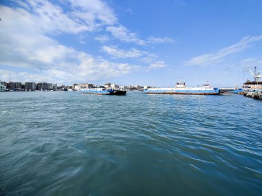 Okyanus ve mavi gökyüzü arka plan ile deniz yanında Balık tutma ve uçan martılar