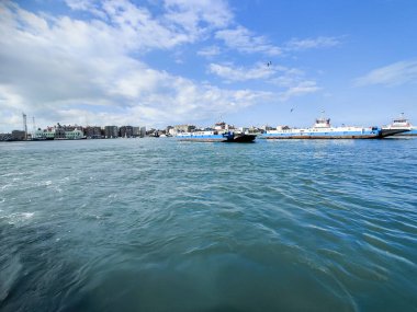 Okyanus ve mavi gökyüzü arka plan ile deniz yanında Balık tutma ve uçan martılar