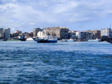 Okyanus ve mavi gökyüzü arka plan ile deniz yanında Balık tutma ve uçan martılar