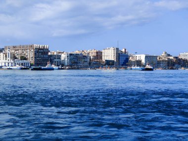 Okyanus ve mavi gökyüzü arka plan ile deniz yanında Balık tutma ve uçan martılar