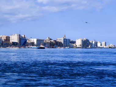 Okyanus ve mavi gökyüzü arka plan ile deniz yanında Balık tutma ve uçan martılar