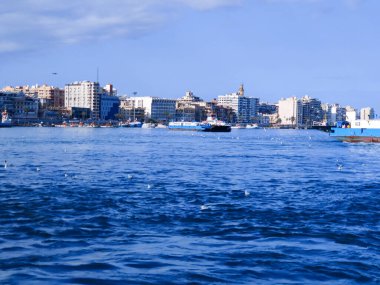 Okyanus ve mavi gökyüzü arka plan ile deniz yanında Balık tutma ve uçan martılar