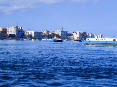 Okyanus ve mavi gökyüzü arka plan ile deniz yanında Balık tutma ve uçan martılar