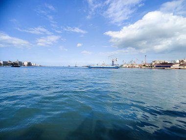 Okyanus ve mavi gökyüzü arka plan ile deniz yanında Balık tutma ve uçan martılar
