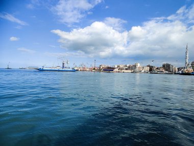 Okyanus ve mavi gökyüzü arka plan ile deniz yanında Balık tutma ve uçan martılar