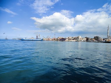 Okyanus ve mavi gökyüzü arka plan ile deniz yanında Balık tutma ve uçan martılar